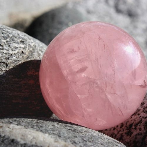 Piedras mágicas: ¿cuáles son los poderes del cuarzo rosa?