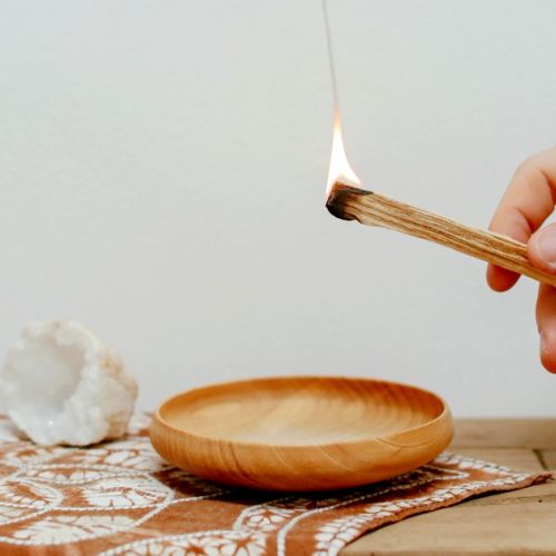 Ritual de purificación: ¿cómo usar la madera de palo santo?